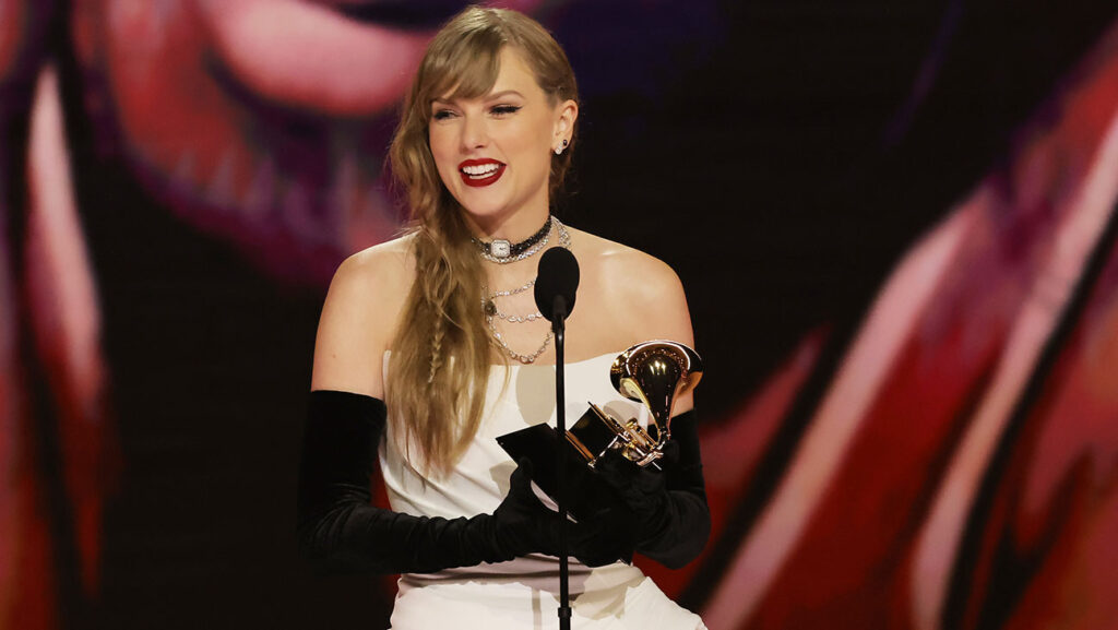 Taylor Swift recogiendo su decimotercer Grammy en la ceremonia de 2024 | Fuente: Getty Images