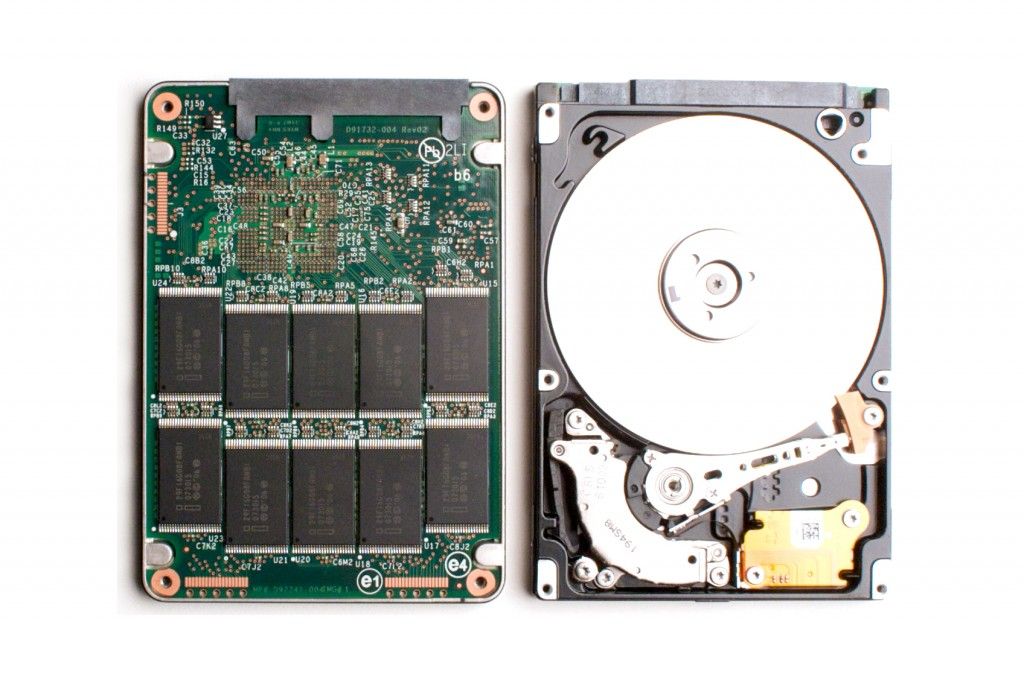 Comparación disco SSD (izquierda) y HDD (derecha) | Fuente: mycomputer.net