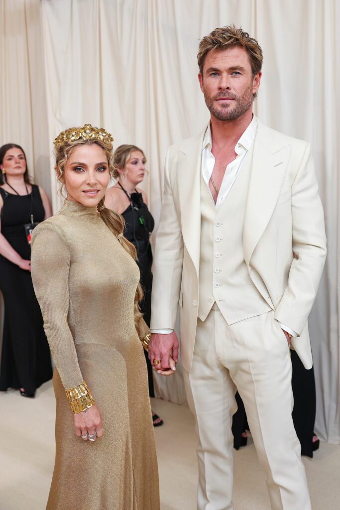 Chris Hemsworth, acompañado de su mujer Elsa Pataki, en la MET Gala 2024 siendo guapos. | Fuente: Fotogramas