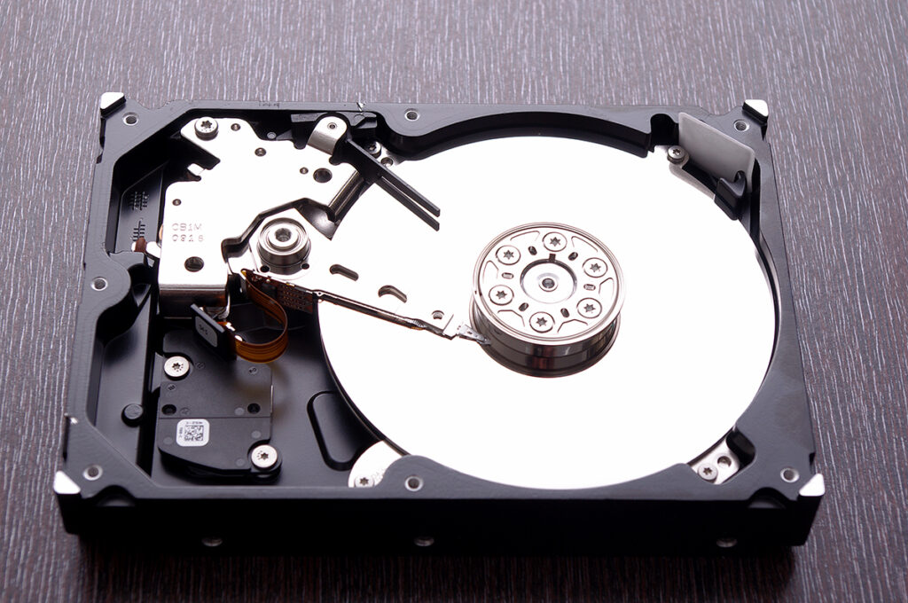 Partes mecánicas en el interior de un disco HDD | Fuente: partesdeunacomputadora.net