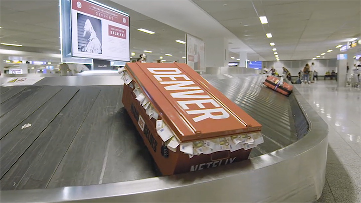 En aeropuertos como el de Frankfurt pudieron verse en las cintas de recogida de equipaje maletas con los nombres de los atracadores, por supuesto, de color rojo, y rebosantes de dinero. En esta imagen aparece la de Denver, y, en la pantalla del fondo, un anuncio de busca y captura de Helsinki.