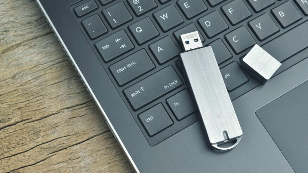 Los pen drive o unidades flash USB son útiles para transferir archivos que ya tengamos respaldados. | Fuente: Computer Hoy