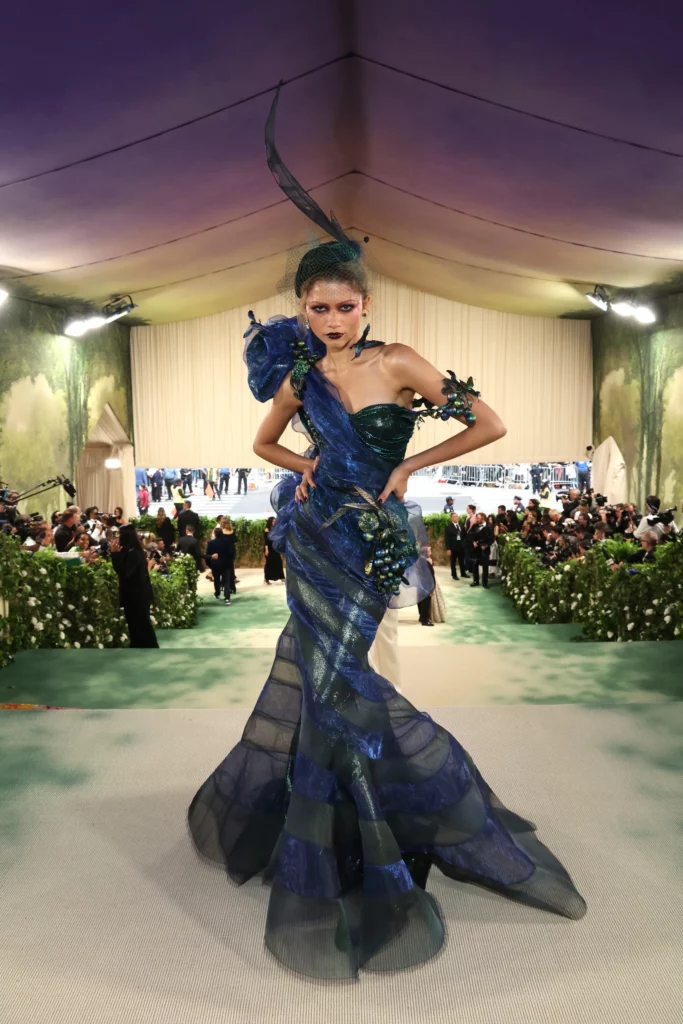 Zendaya en la MET Gala 2024 con su interpretación del relato "The Garden of Time" que inspiraba el dress code, con referencias literales al texto. | Fuente: Vogue.